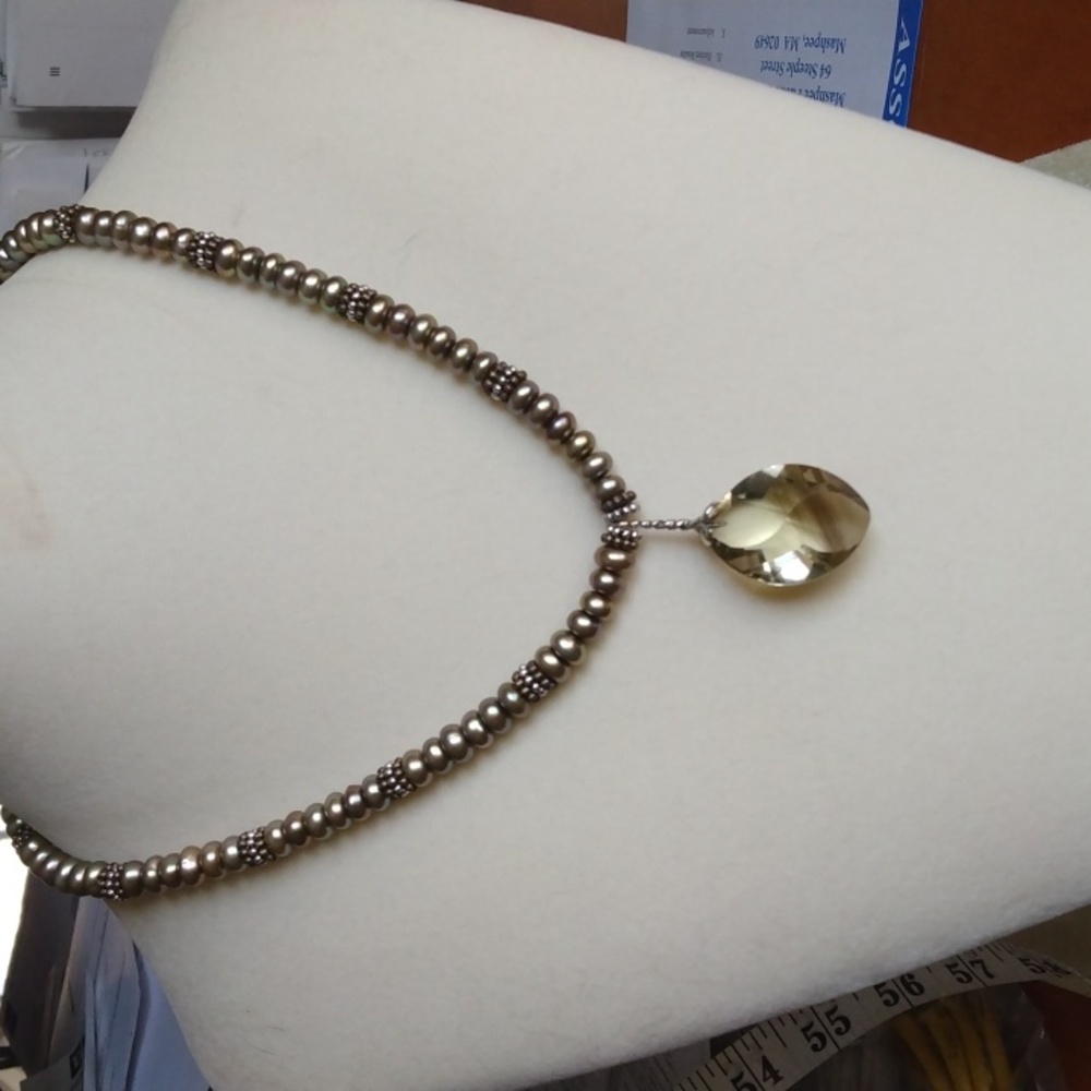 HAND CRAFTED OLIVE GREEN FRESHWATER BUTTON PEARL NECKLACE WITH FACETED QUARTZ - Picture 6 of 7